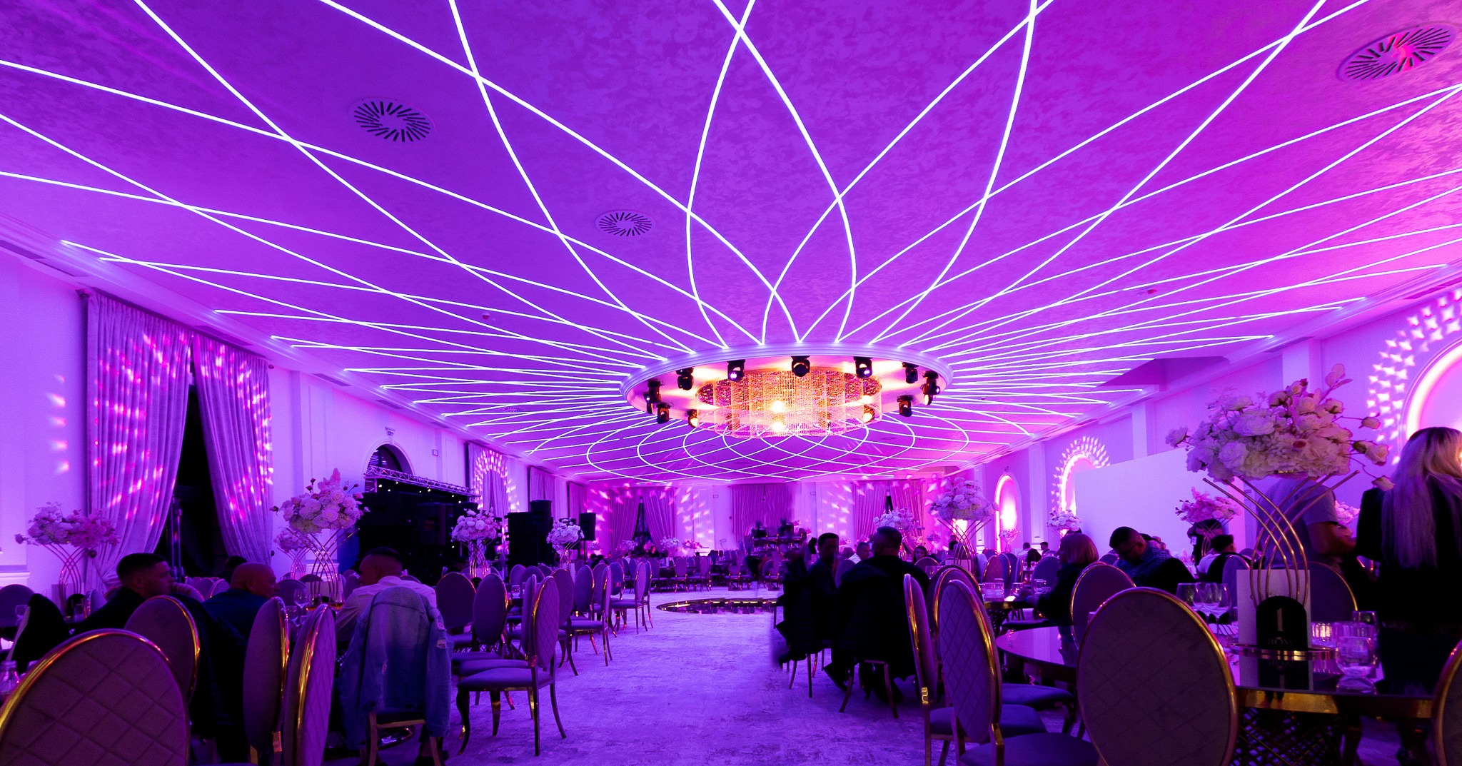 iluminat scena the crown